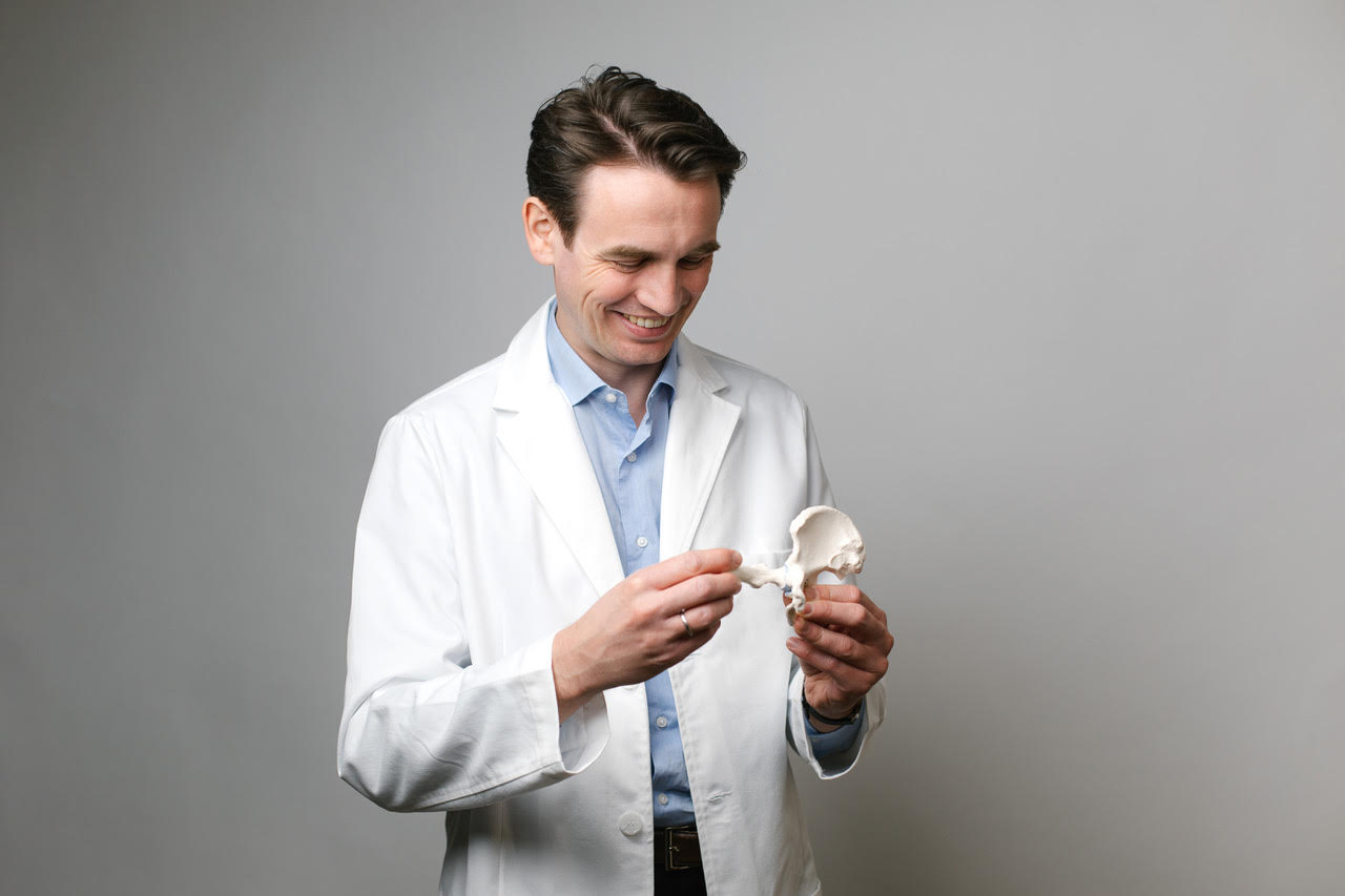 Dr. Klemens Vertesich mit einem anatomischen Beckenmodell